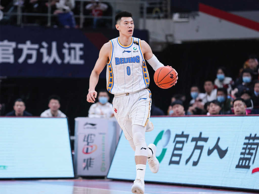 在采访中表